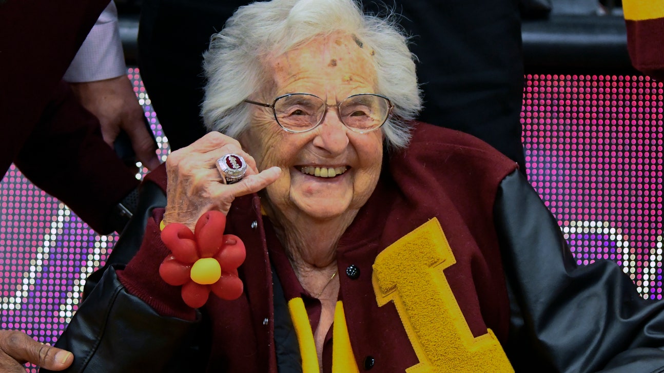 Loyola presents Final Four ring to Sister Jean