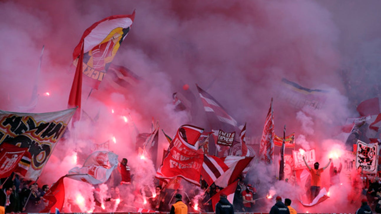 Bayern, Dortmund both win as Bundesliga race continues