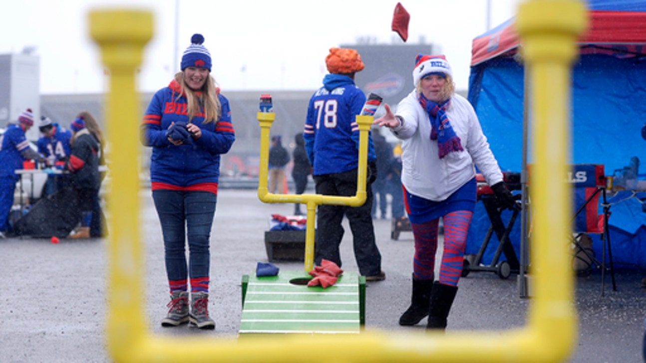 The Latest: Giant lead Cowboys 10-7 after Beckham 61-yarder