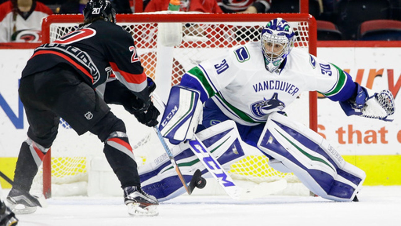 Hurricanes earn wild 8-6 victory over Canucks (Dec 13, 2016)