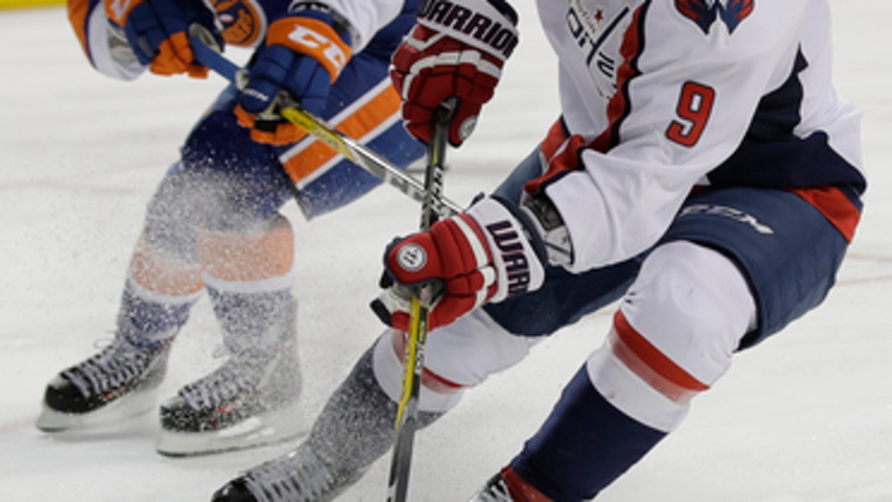 Niskanen's 2 goals lead Capitals to 4-2 win over Islanders (Dec 13, 2016)