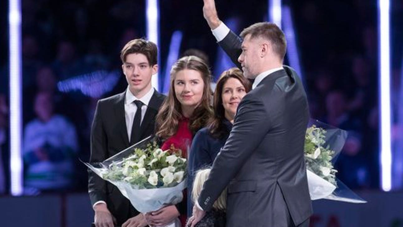 Horvat scores off lucky bounce, Canucks beat Lightning 4-2 (Dec 16, 2016)