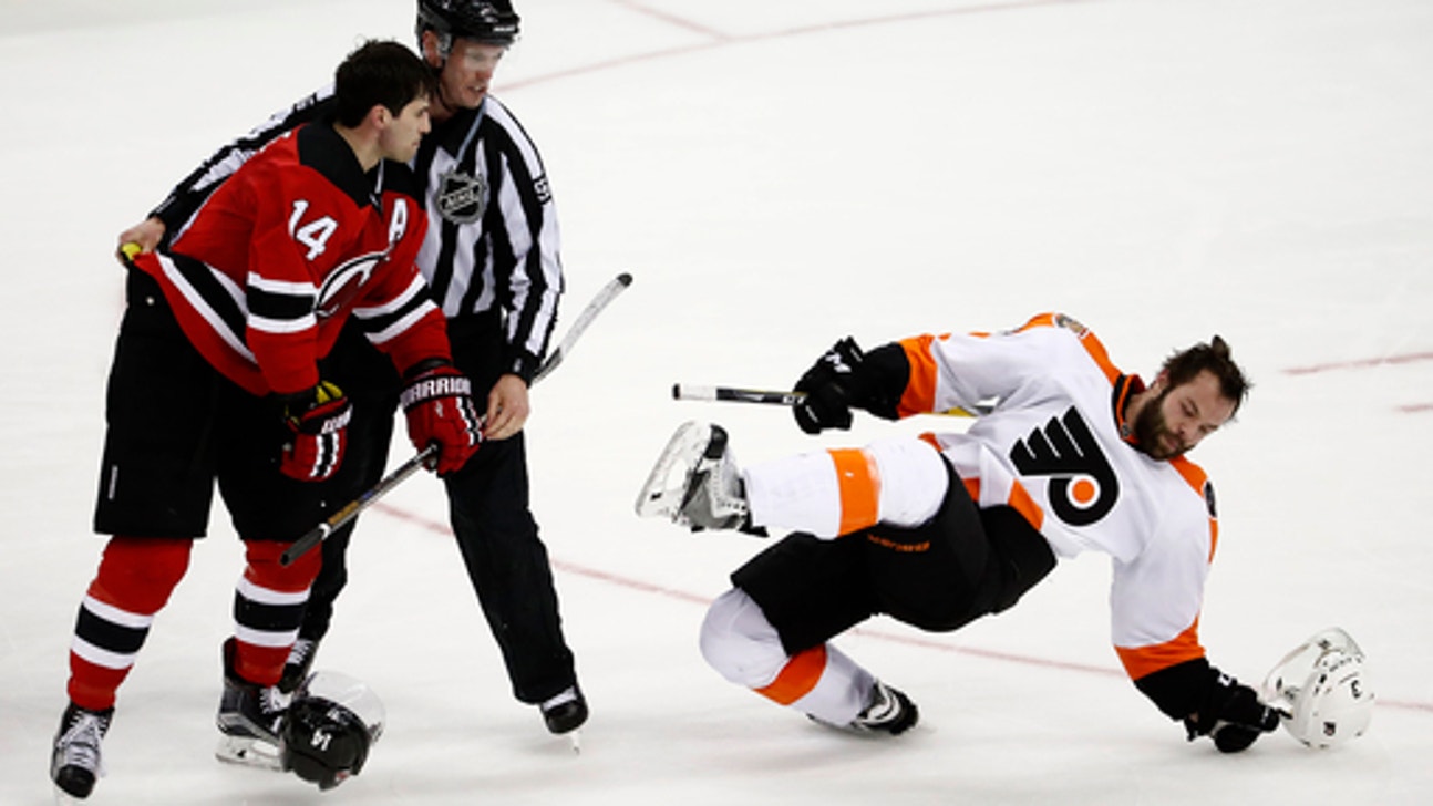 Schneider, Devils blank Flyers 4-0 to stop 7-game slide (Dec 22, 2016)