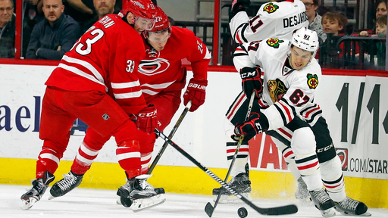 Carolina beats Chicago 3-2 to continue surge on home ice (Dec 30, 2016)