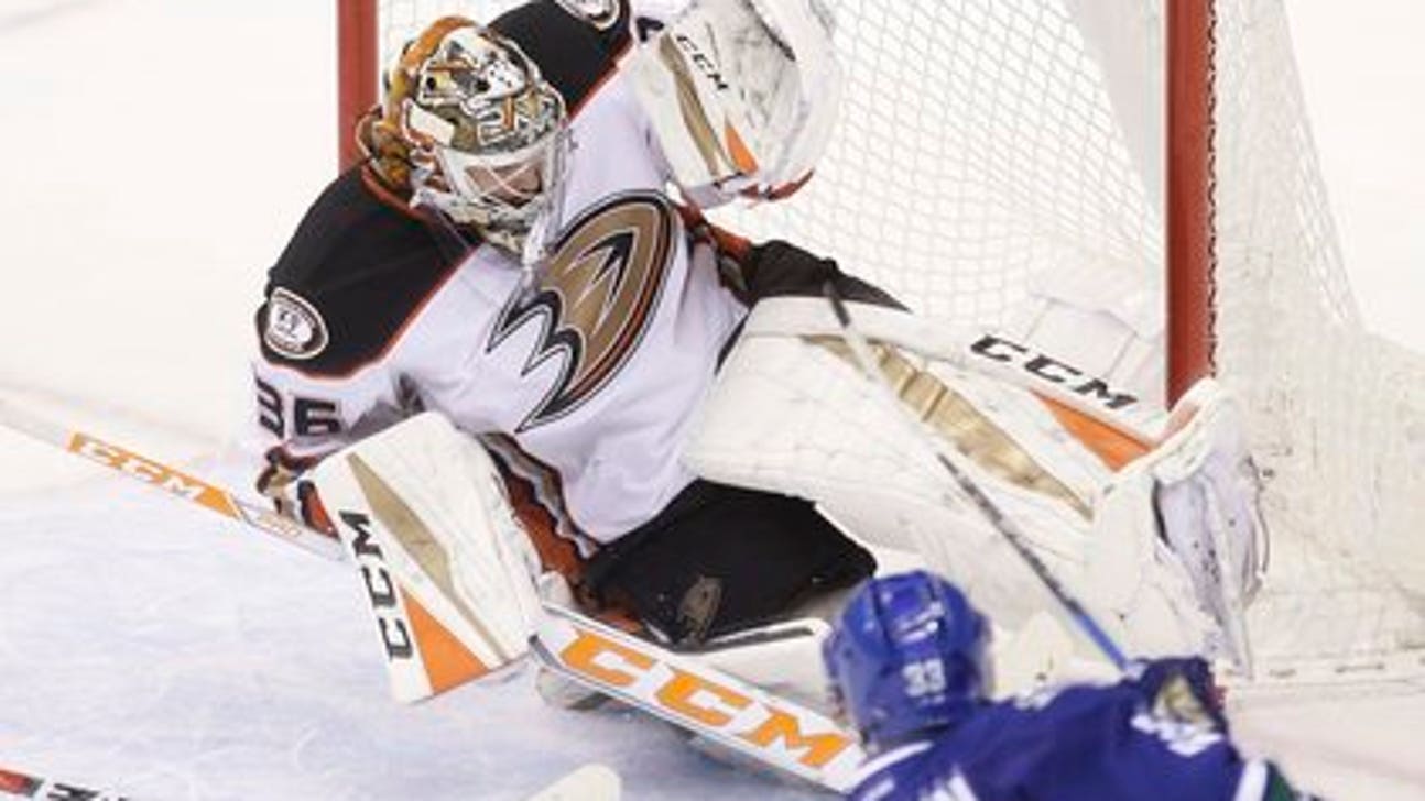 Henrik Sedin scores in OT as Canucks edge Ducks 3-2 (Dec 30, 2016)