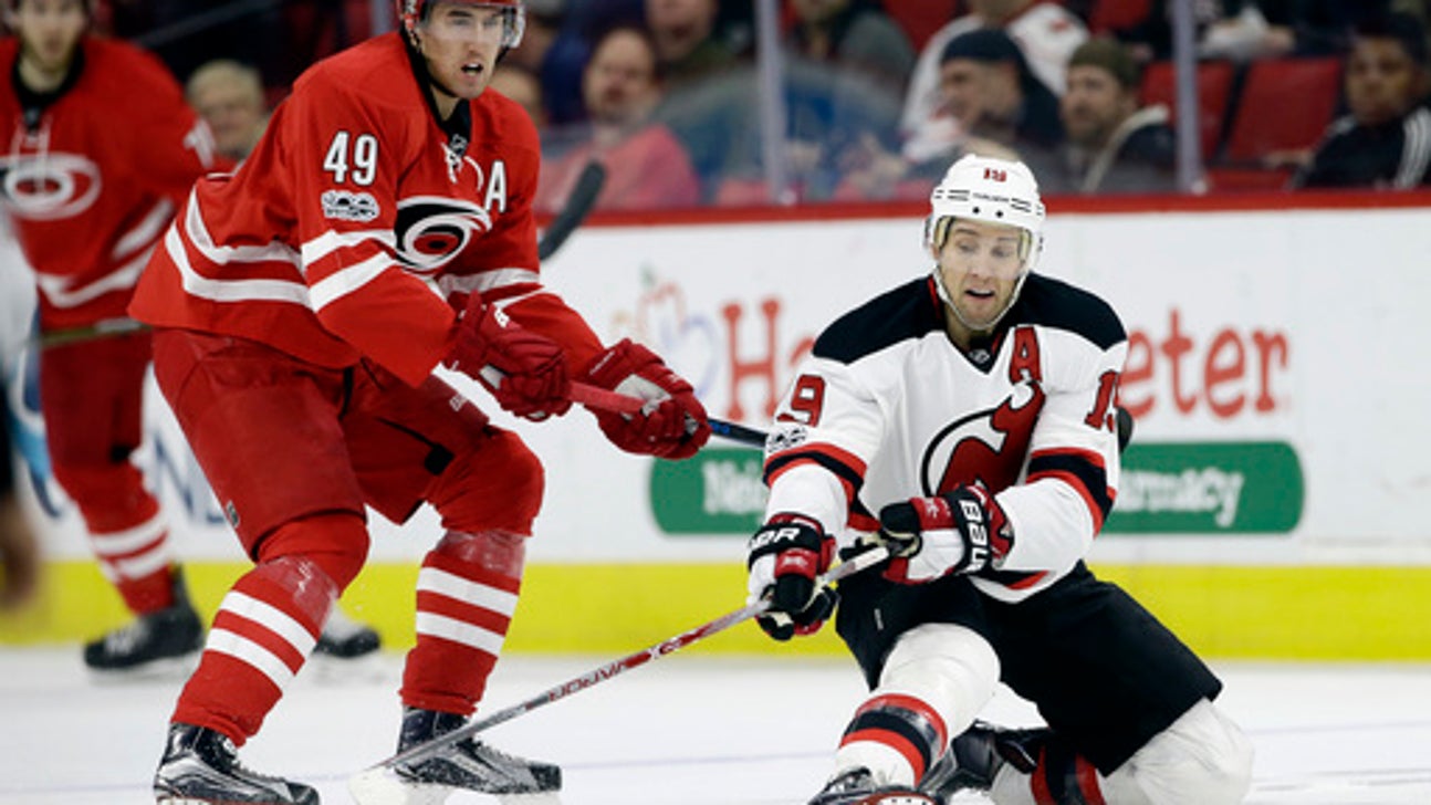 Devils spoil Hurricanes' home streak with 3-1 win (Jan 03, 2017)