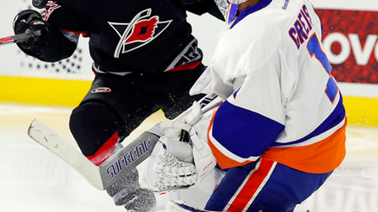 McGinn has goal, 3 assists and Canes beat Isles 7-4 (Jan 14, 2017)