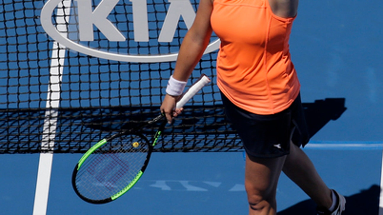 Federer returns with a win, joins Murray in 2nd round (Jan 16, 2017)