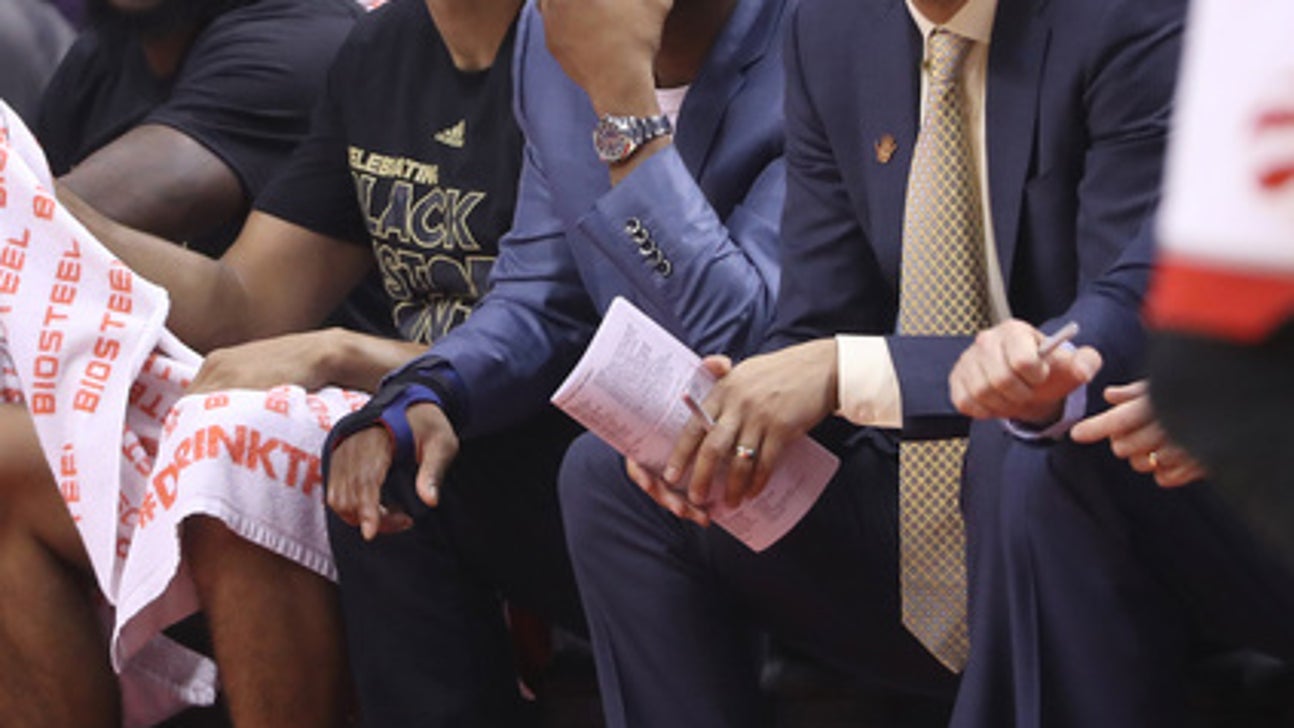 Lowry to have wrist surgery, hopes to return for playoffs