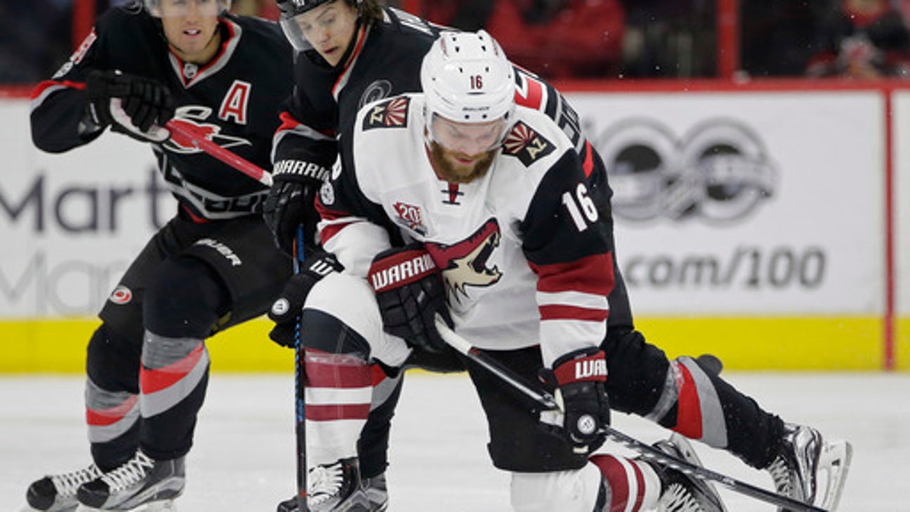 Martinook scores in 3rd to lift Coyotes over Hurricanes 4-2 (Mar 03, 2017)