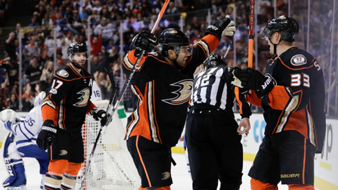Rakell scores twice as Ducks beat Maple Leafs 5-2 (Mar 03, 2017)