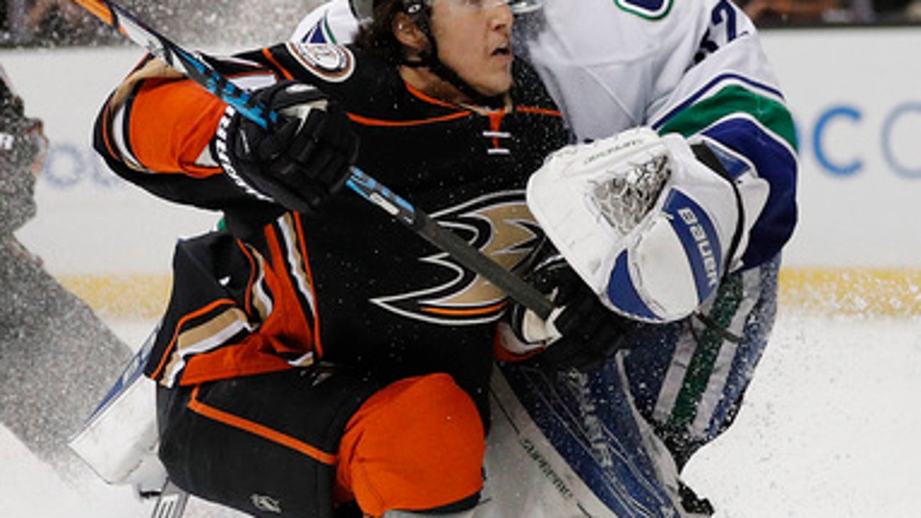 Bachman makes 43 saves to help Canucks beat Ducks 2-1 (Mar 05, 2017)