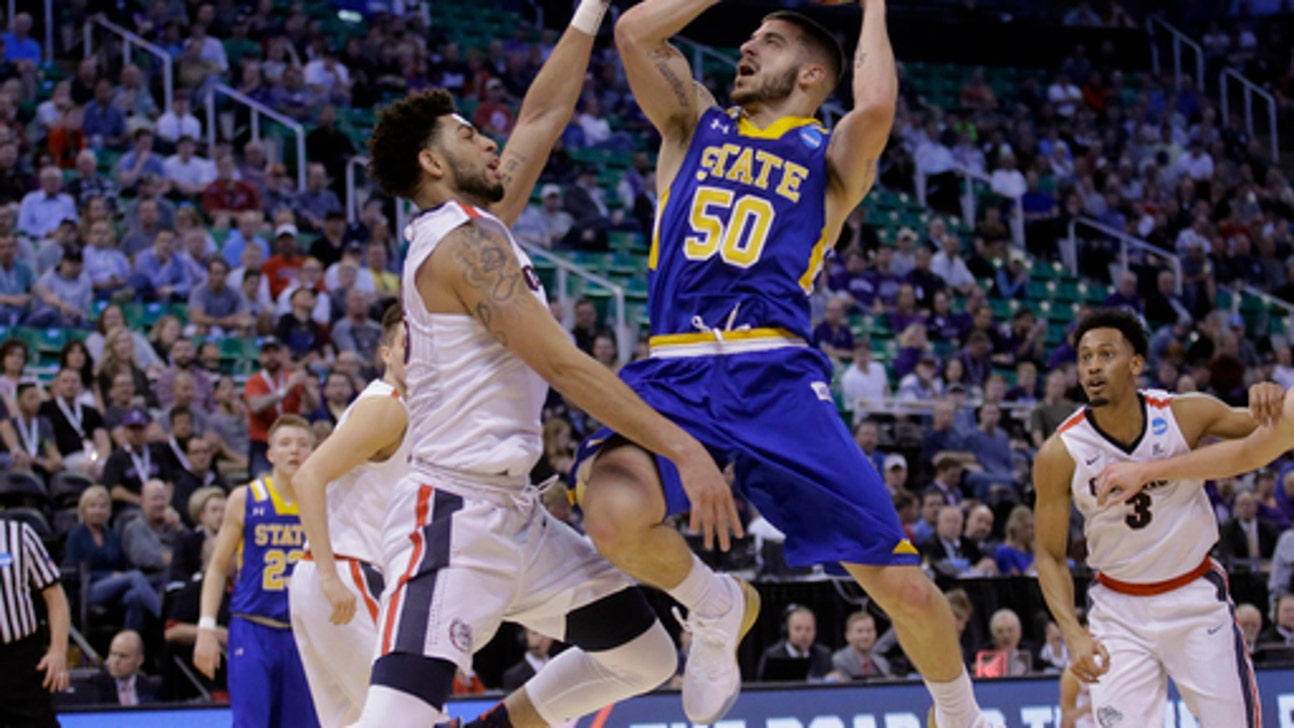 Mathews helps Zags slowly pull away for 66-46 win over SD St (Mar 16, 2017)