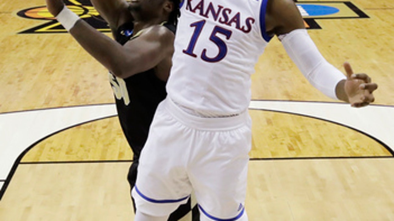 Sophomore forward Carlton Bragg Jr to transfer from Kansas