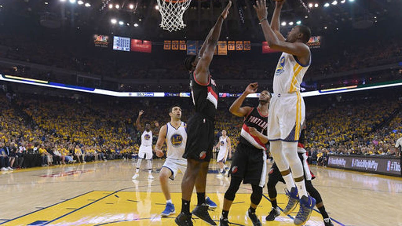 Durant shines in Golden State playoff debut in Game 1 win (Apr 16, 2017)