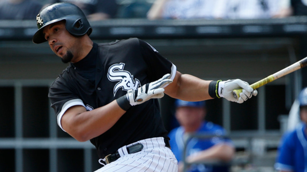 Jose Abreu leaves White Sox game vs. Royals with hip injury