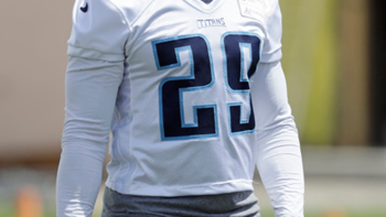 Titans' Murray wearing cast after 'procedure' on ring finger