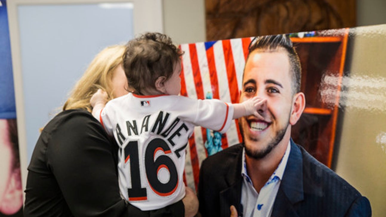 Tears, smiles as Jose Fernandez's family visits Marlins Park