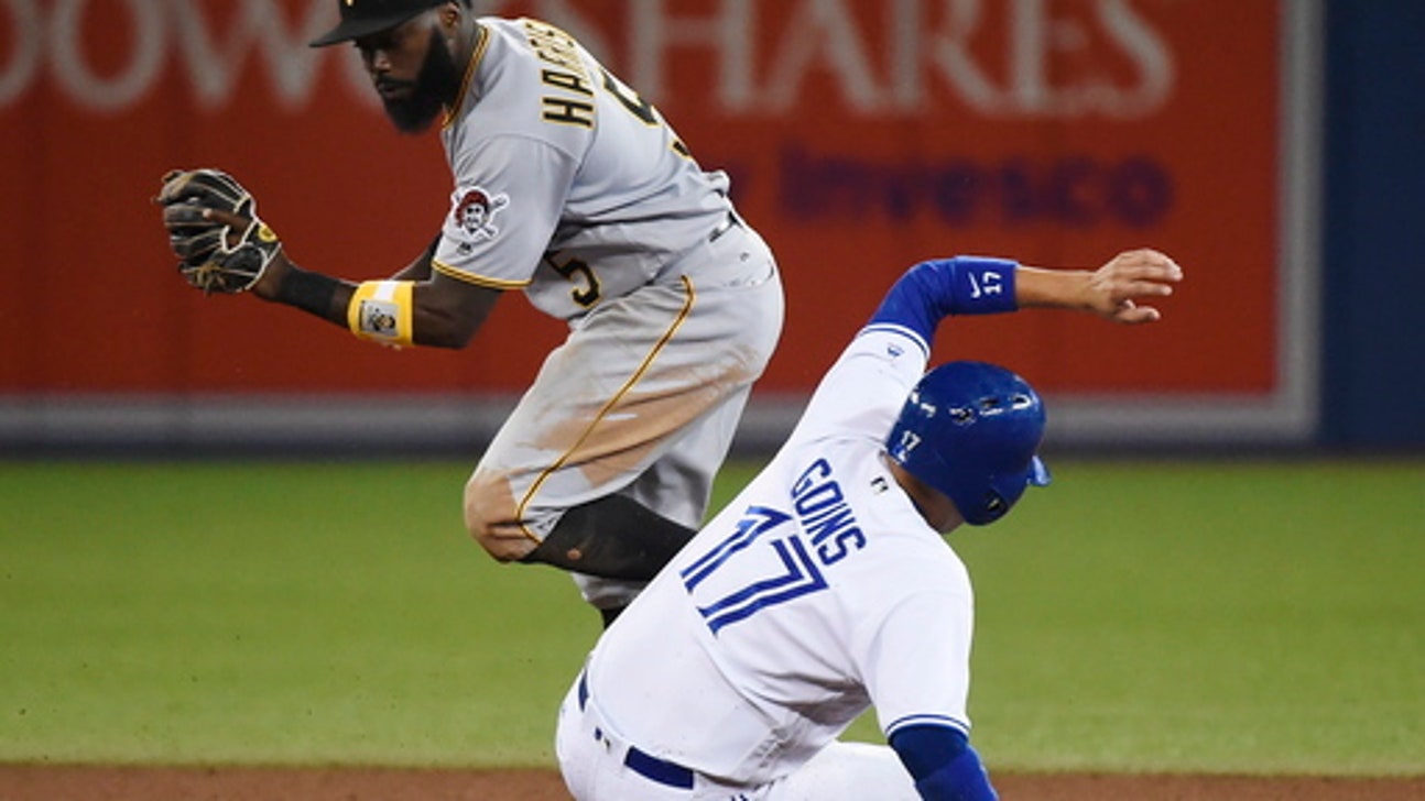 McCutchen leaves with sore left knee, Pirates beat Jays 4-2 (Aug 11, 2017)