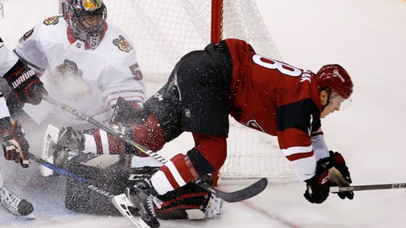 Blackhawks keep Coyotes winless with 4-2 victory (Oct 21, 2017)