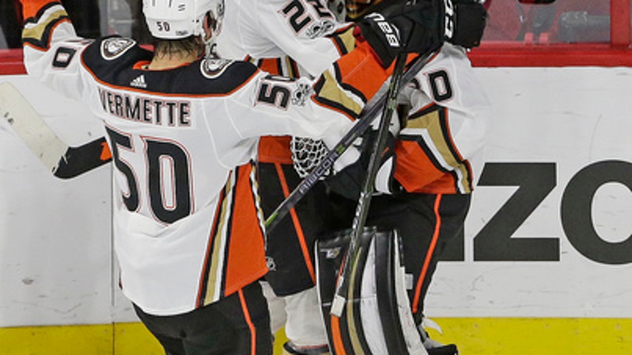 Perry scores in shootout to lift Ducks past Hurricanes (Oct 29, 2017)