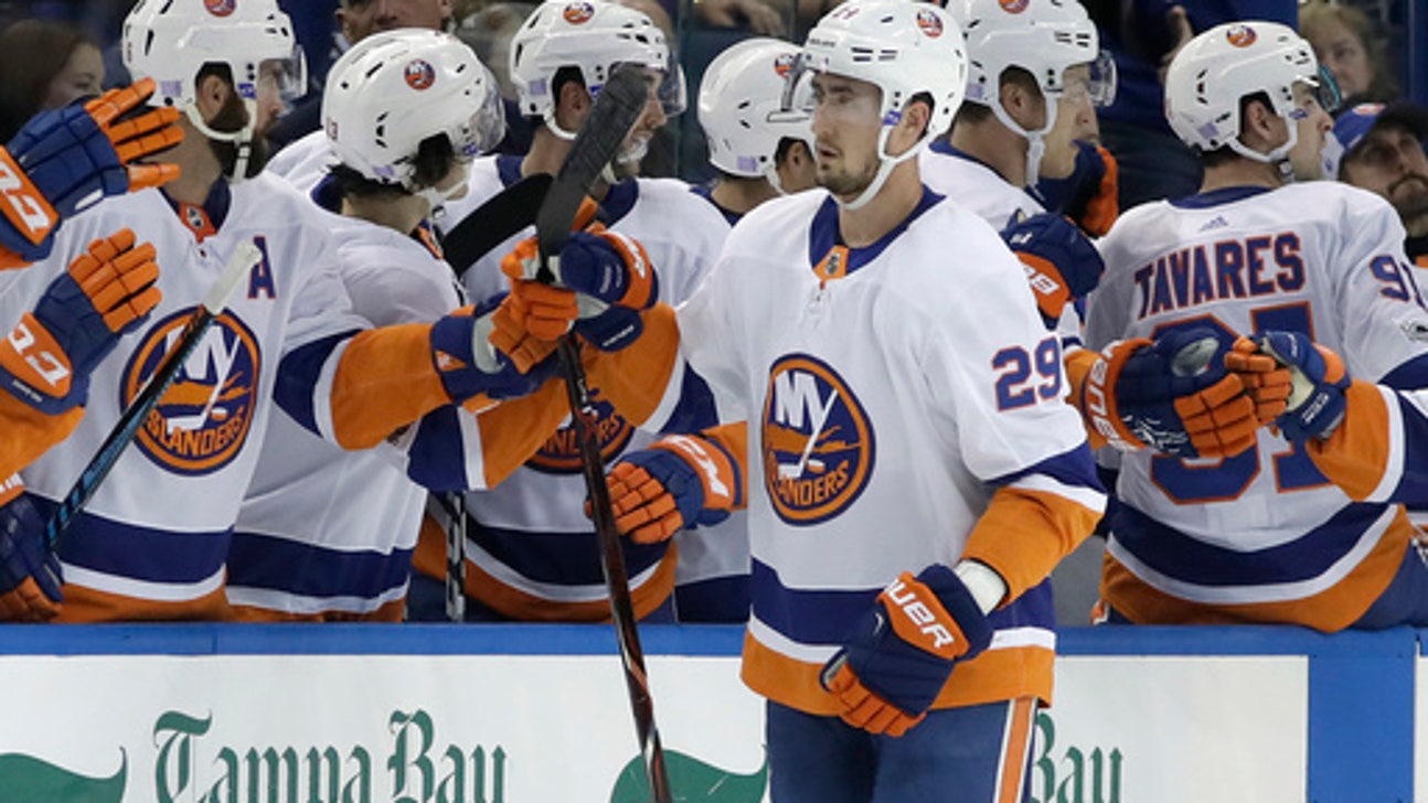 Lee scores 2 goals, Islanders beat Lightning 5-3 (Nov 18, 2017)