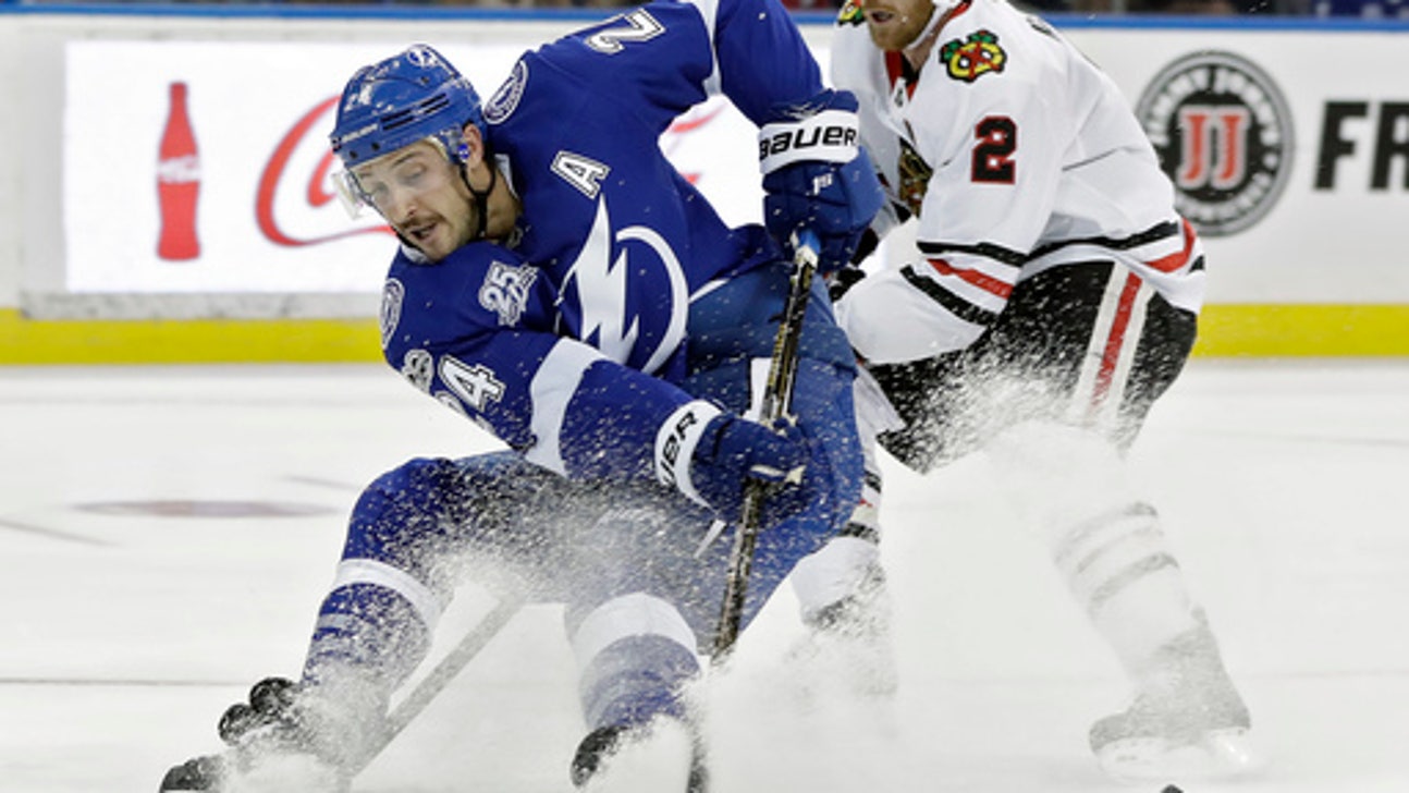 Point scores in overtime, Lightning beat Blackhawks 3-2 (Nov 22, 2017)