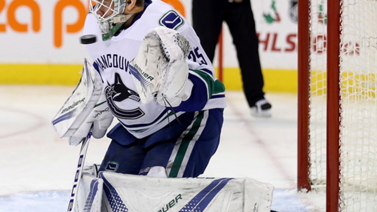 Perreault scores 2, Jets end skid with 5-1 win over Canucks (Dec 11, 2017)