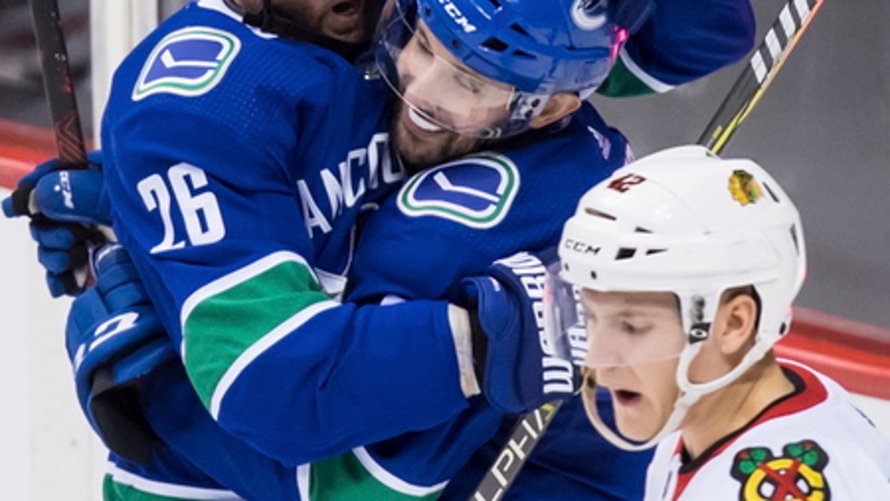 Thomas Vanek powers Canucks past Blackhawks 5-2 (Dec 28, 2017)