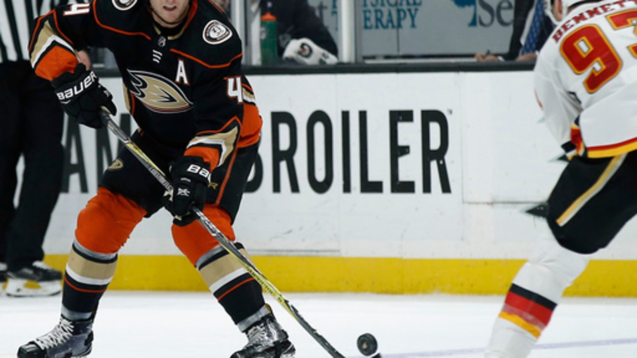 Rakell scores in 4th straight, Ducks beat Flames 2-1 (Dec 29, 2017)