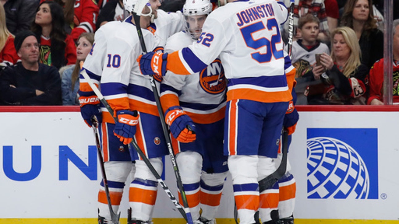 Pulock helps Islanders rout slumping Blackhawks 7-3 (Jan 20, 2018)