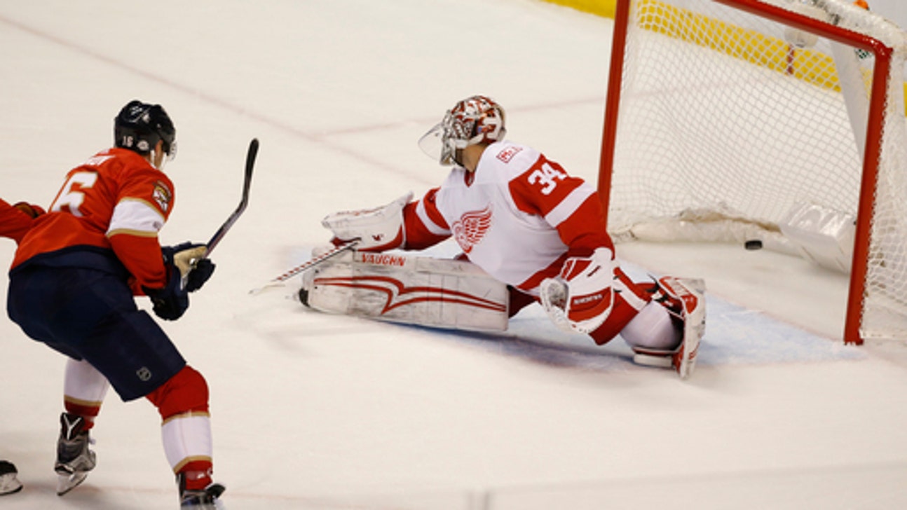 Flyers get goaltender Petr Mrazek from Red Wings