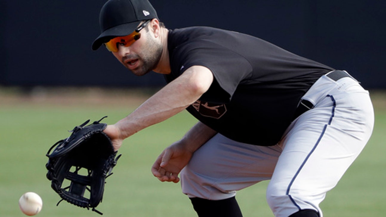 AP source: Yanks, Neil Walker close to $5 million deal