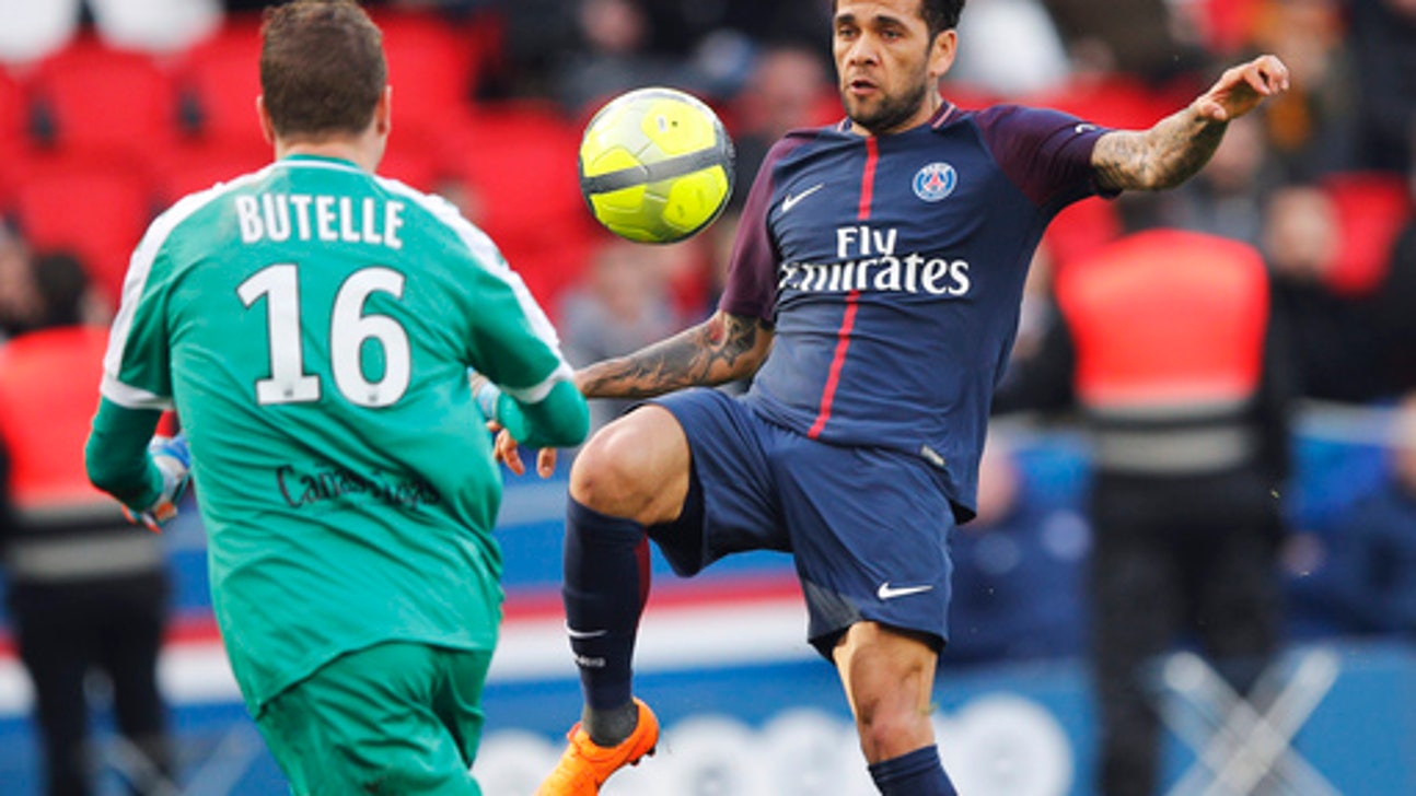 Alves scores late winner as league leader PSG beats Nice 2-1
