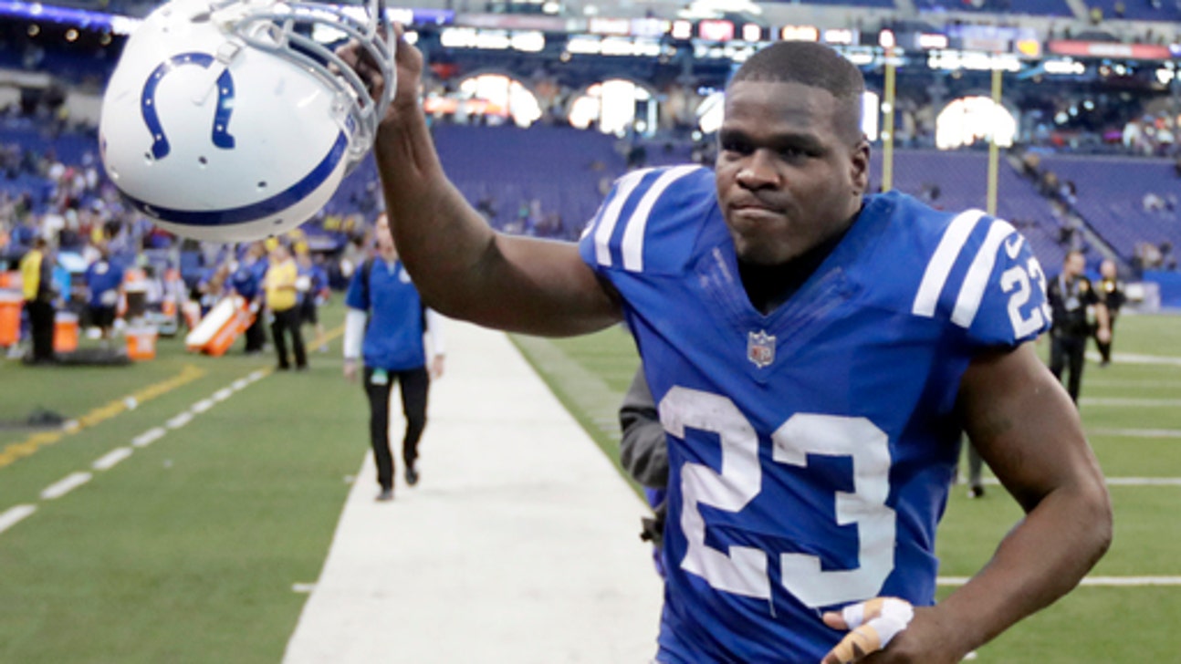 DE Hayes signs 1-year contract to remain with Dolphins.