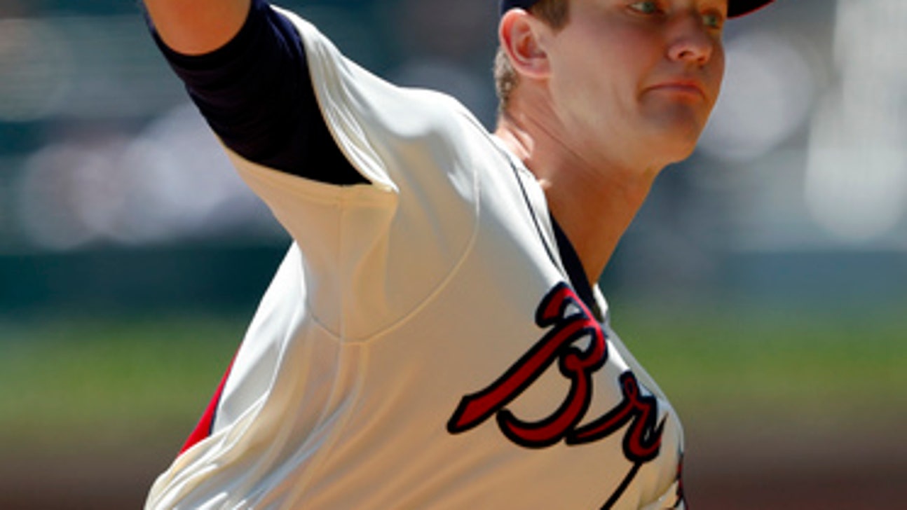 Giants hold on in the 9th to sweep Braves