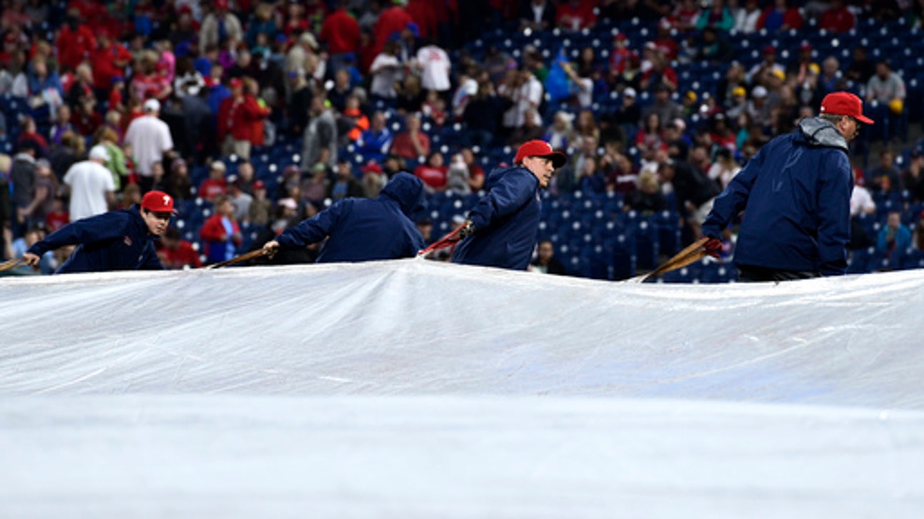 Mets-Phillies postponed by rain after 1-hour delay.