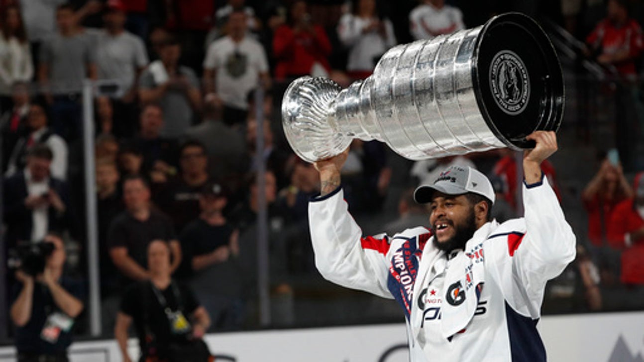 Capitals re-sign playoff star Smith-Pelly to 1-year deal