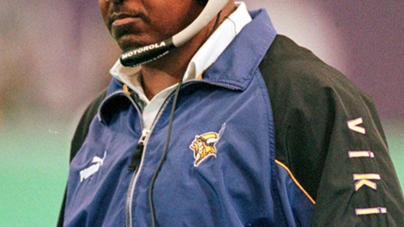 Vikings to induct former coach Dennis Green in Ring of Honor