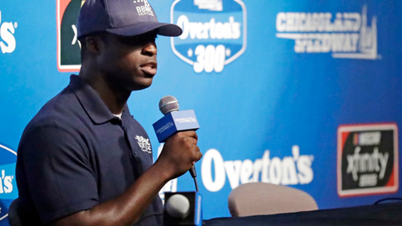 NASCAR driver drawing praise for helping stranded family