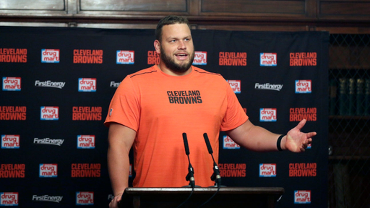 Browns slide guard Joel Bitonio to starting left tackle