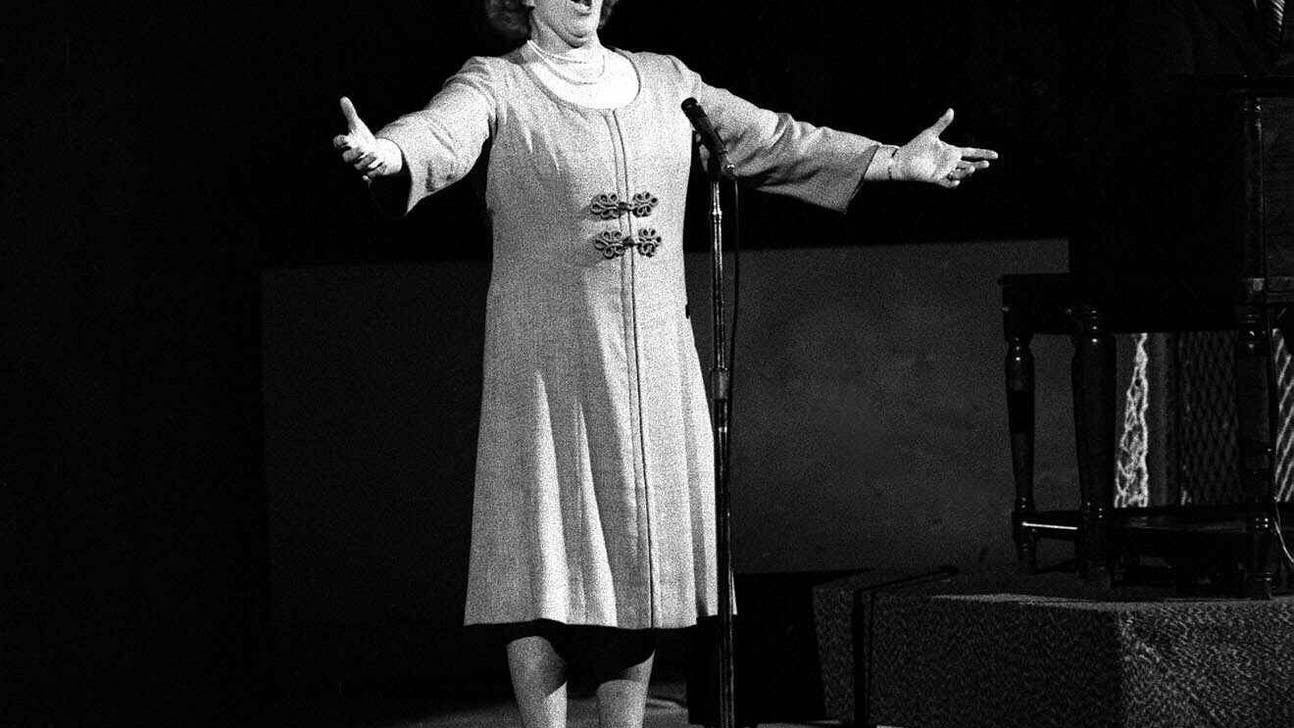 Flyers remove statue of late singer Kate Smith