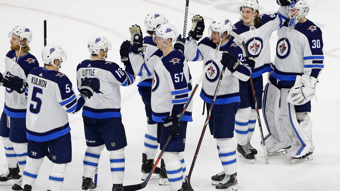 Jets rout Hurricanes 8-1 to take Central Division lead