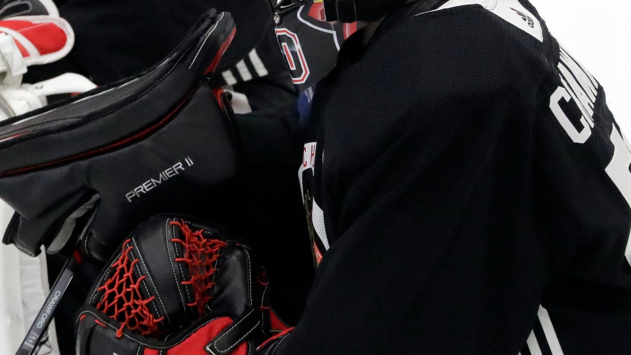 Blackhawks defensemen Murphy, Seabrook out with injuries