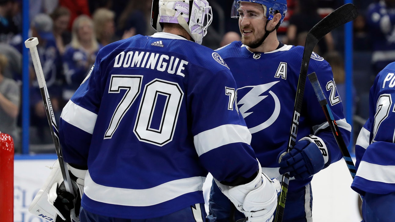 Johnson powers Lightning past Blackhawks 4-2