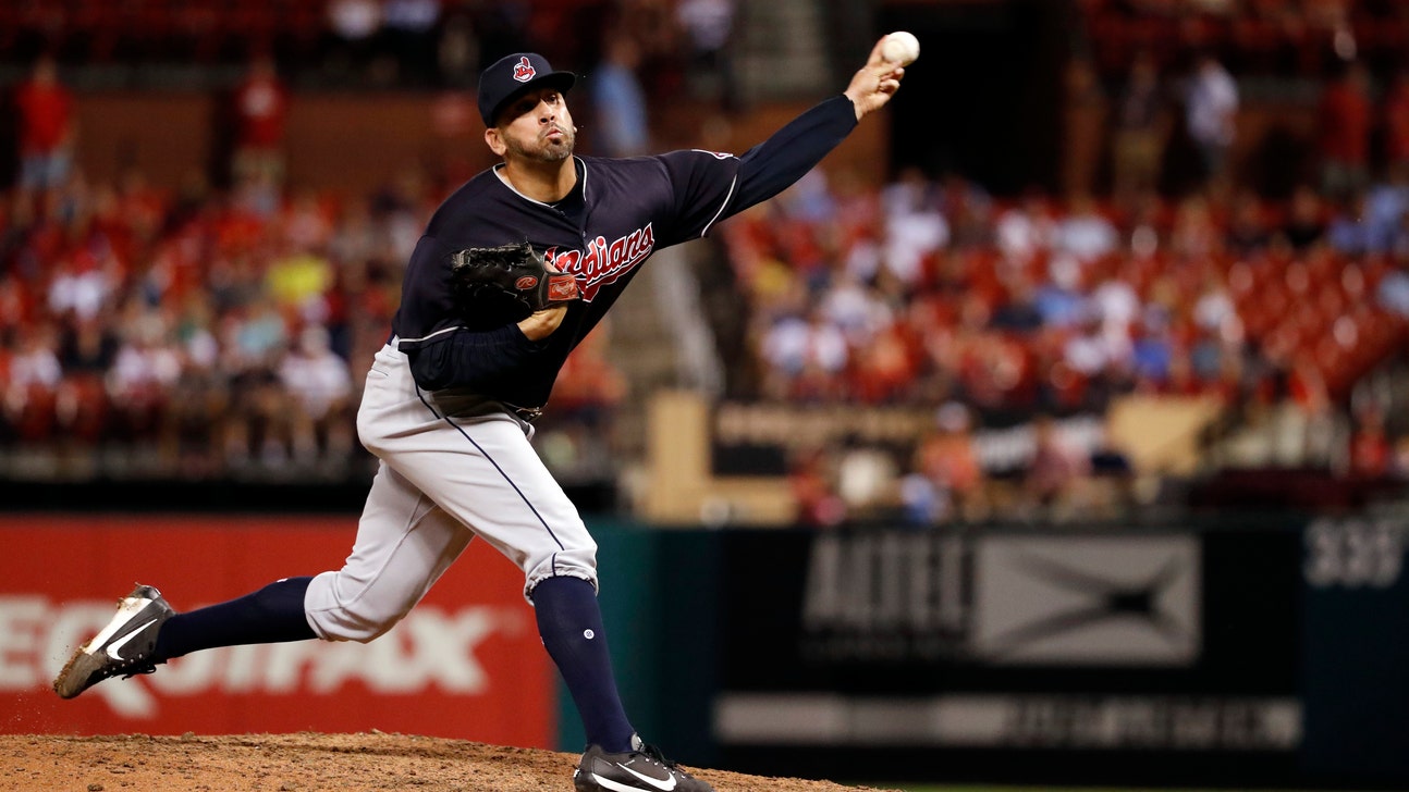Indians re-sign left-hander Oliver Perez to bolster bullpen