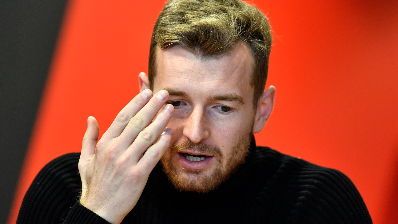No contact lens? No problem for Leverkusen keeper Hradecky
