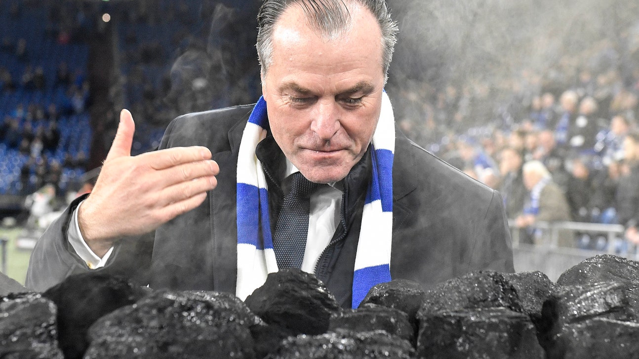 Schalke fans show chairman red card before German Cup win