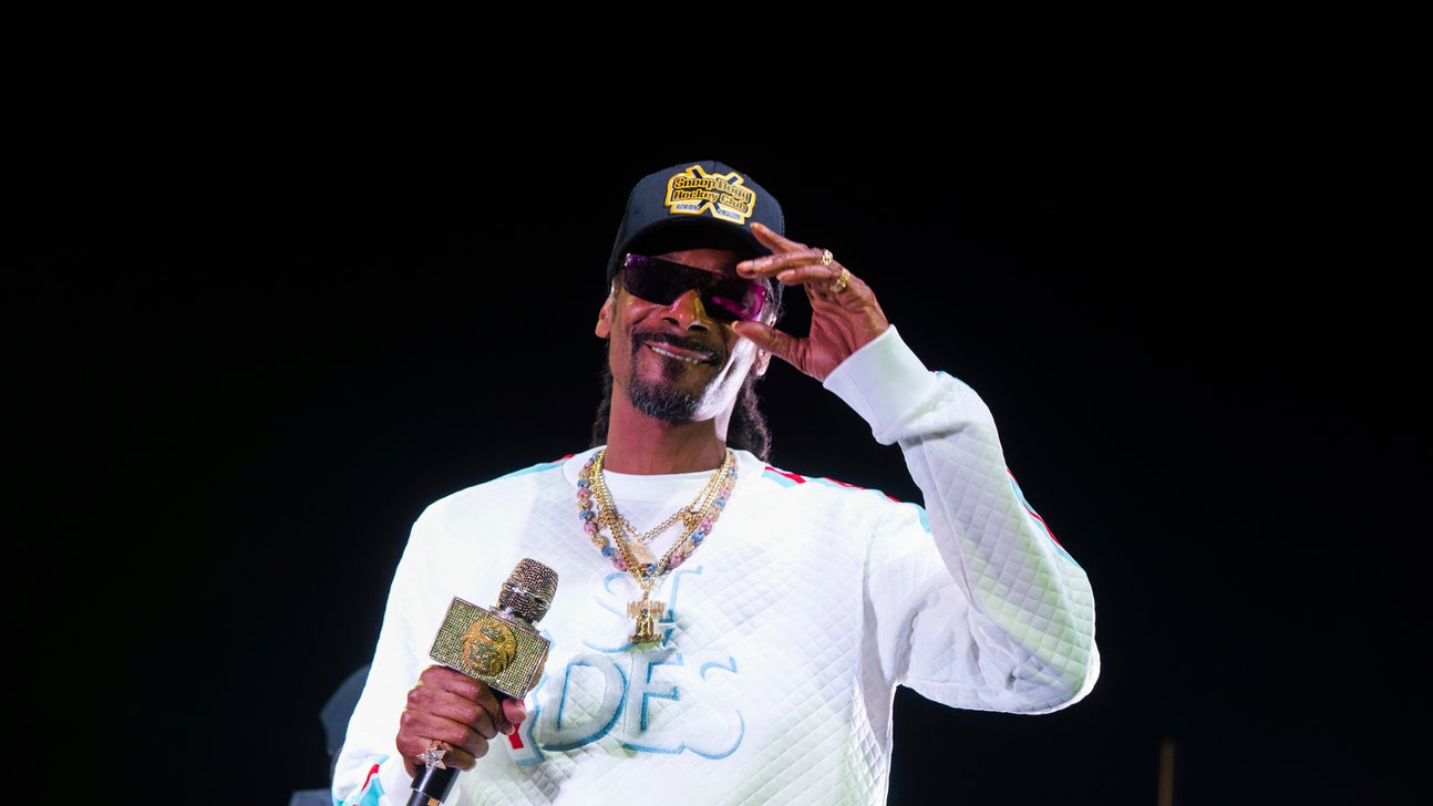 Kansas apologizes for risque Snoop Dogg show at hoops event