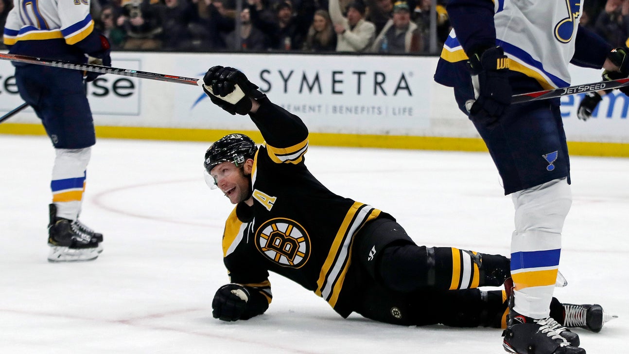 Rask ties Bruins record for wins in 5-2 victory over Blues